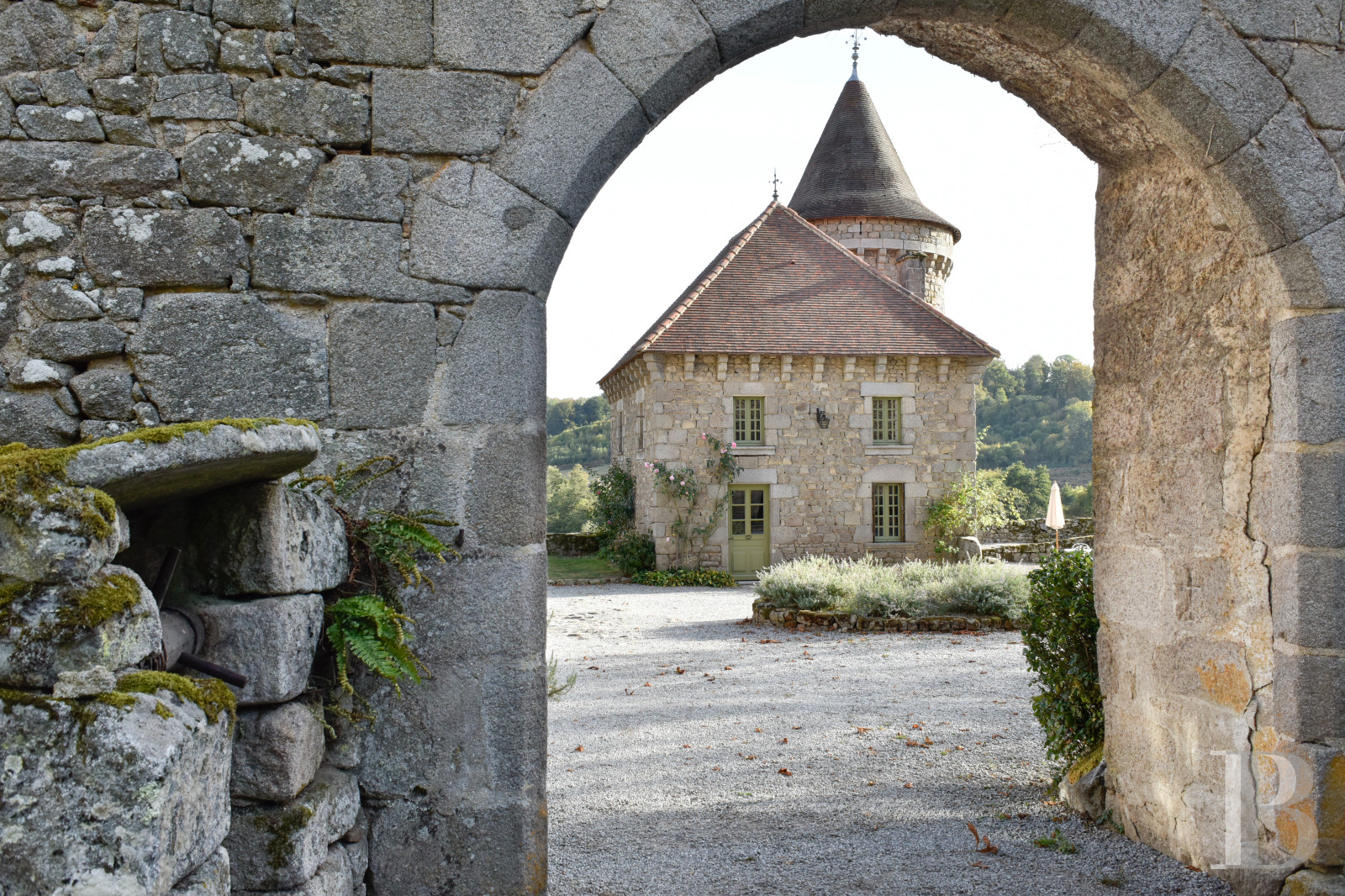 En Limousin, dans le sud-est de la Creuse et à proximité d’Aubusson, un logis indépendant du 17e siècle au centre d’une place forte médiévale,  - photo  n°4